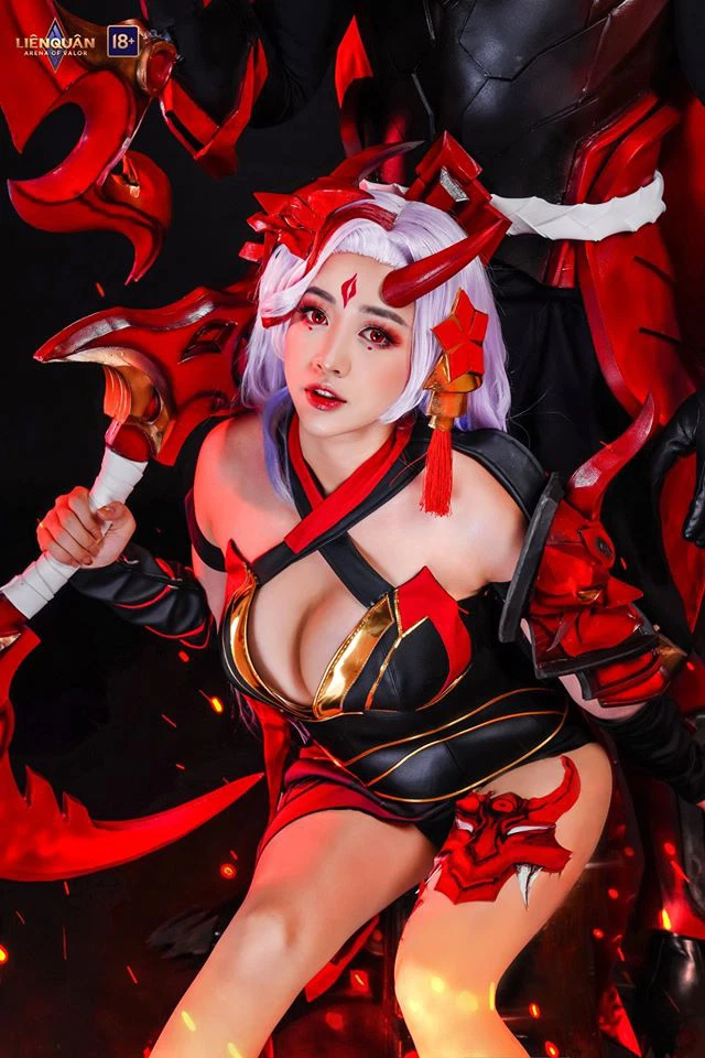 Tướng Nữ LQ Lột Đồ Mát Mẻ cosplay người thật