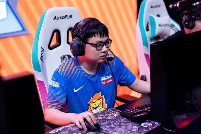 Ảnh game thủ nam đang chơi game