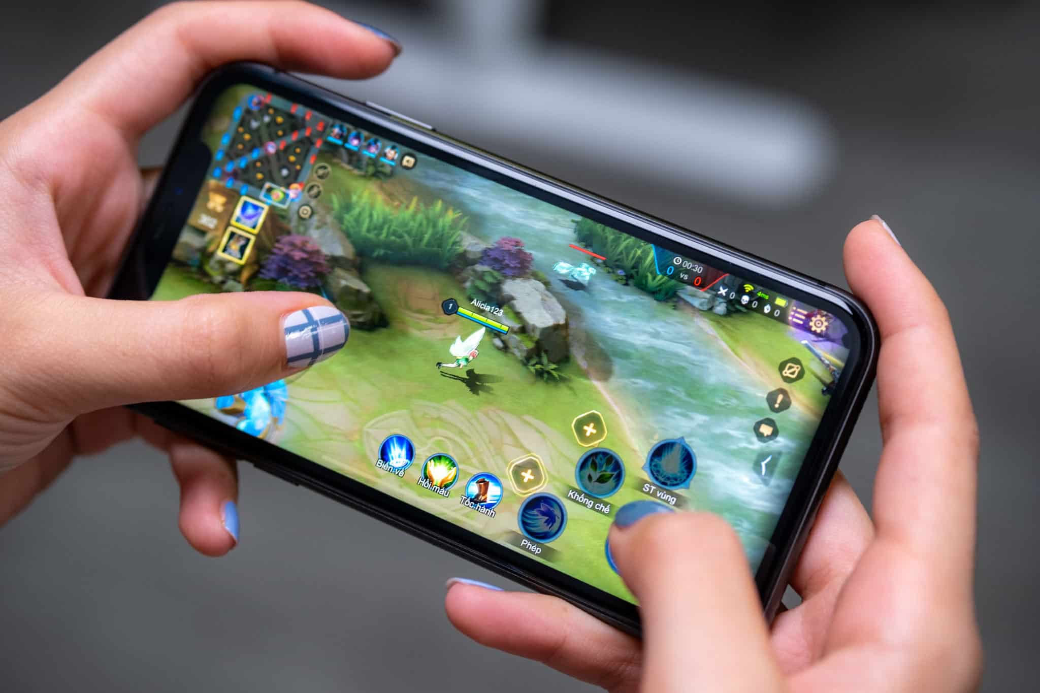 Hình đang chơi game Liên Quân đầy kịch tính