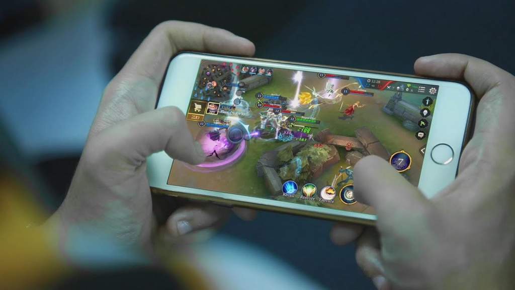 Hình đang chơi game Liên Quân trên di động