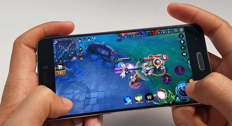 Hình đang chơi game Liên Quân trên điện thoại