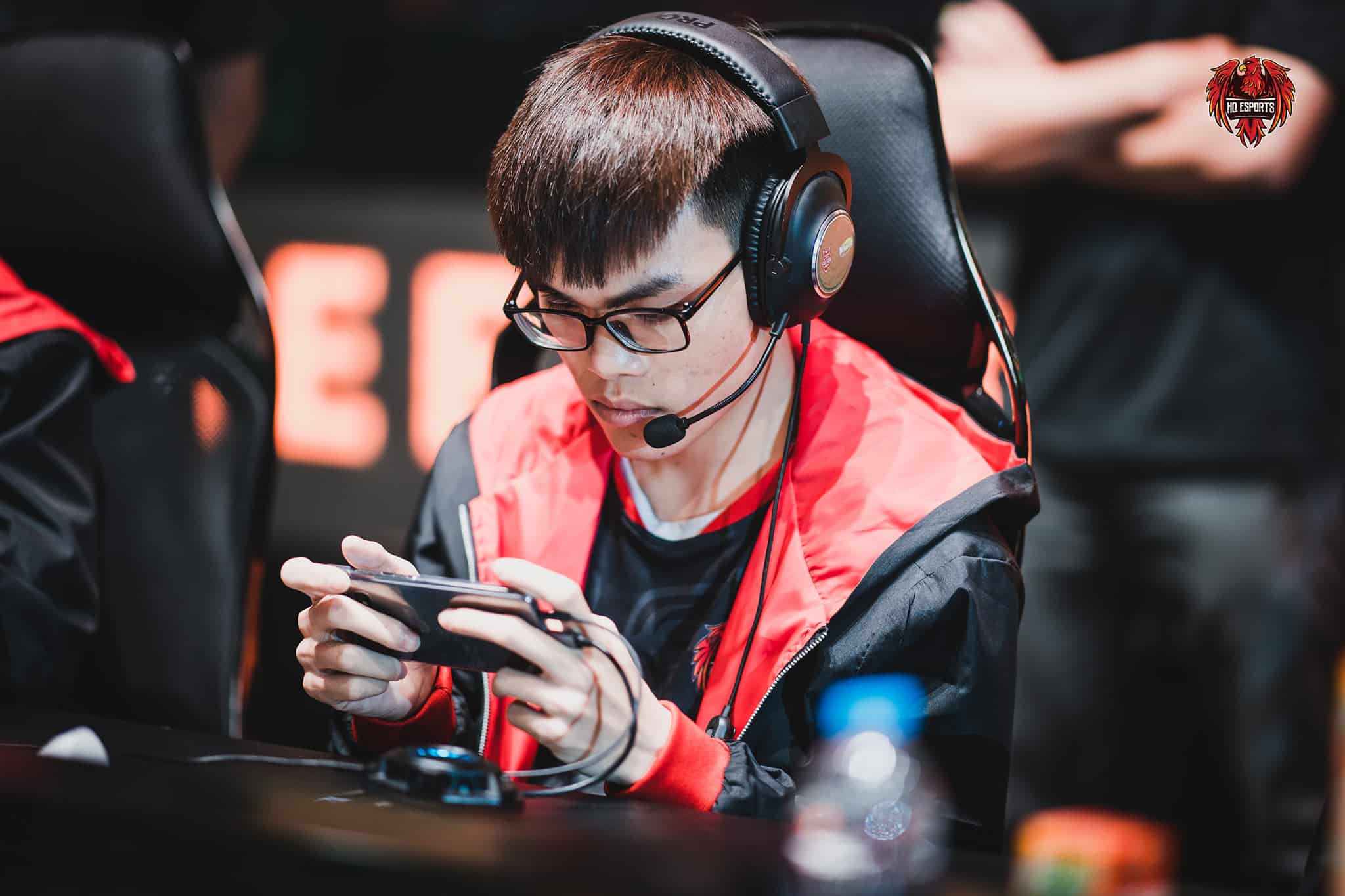 Hình game thủ ngầu đang tham gia cuộc thi chơi game