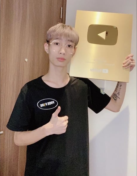 Hình Đức Mõm và nút vàng