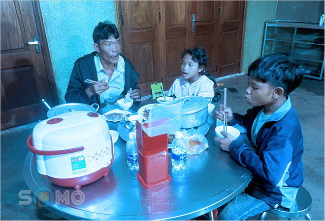 mơ thấy ba bố con ăn no